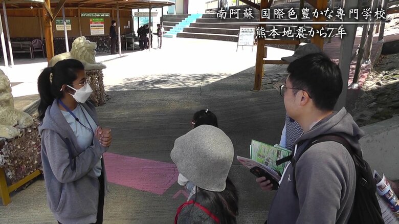 アルバイトで観光客の案内係をするパラビさん