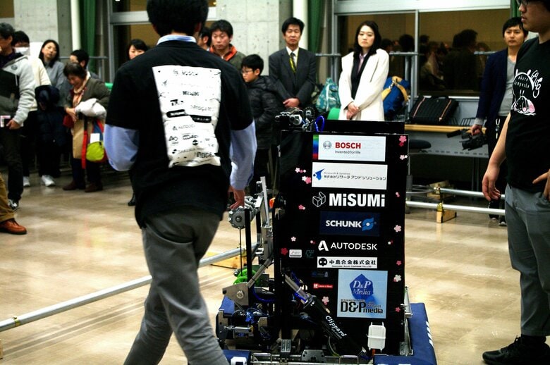 完成したロボットにはスポンサーのロゴも貼ってある