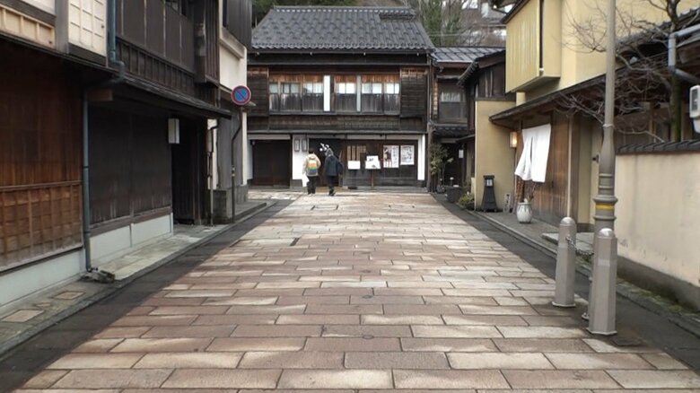 普段なら石畳が見えないほどの観光客が訪れる「ひがし茶屋街」