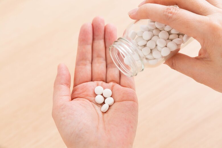 風邪薬をオーバードーズするとカフェインの急性中毒で死亡することもある（画像はイメージ）