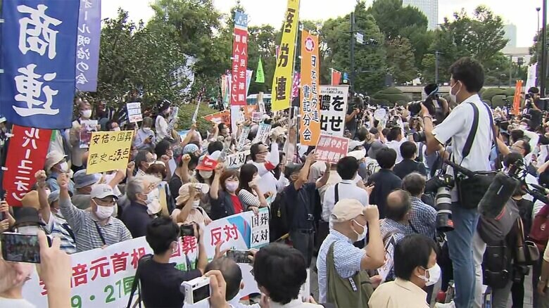 国会前には、27日午後、国葬反対を訴える人たちが集まった（東京・千代田区）