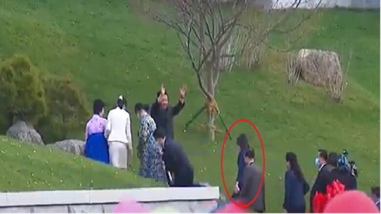 4月14日の住宅竣工式にも随行、後ろは玄松月氏