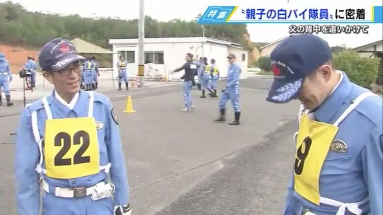 悔しがる息子へ優しい眼差しを向ける父・秀二さん（左）