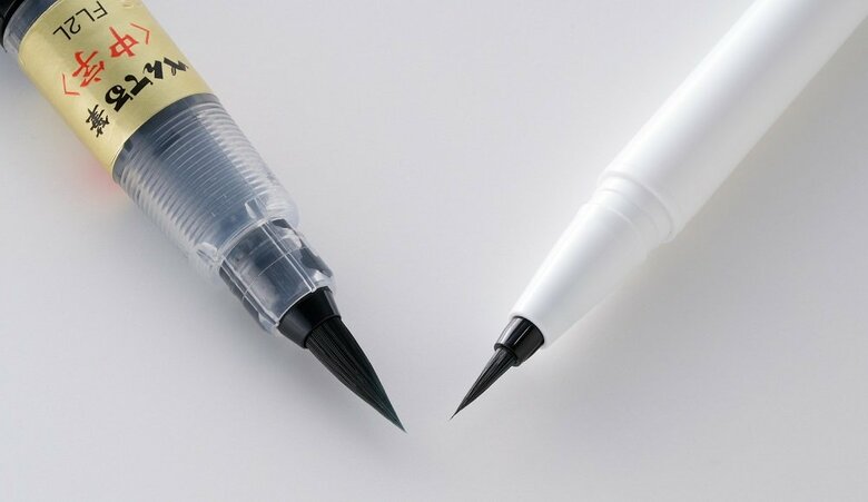 繊細さと大胆さを両立する安定した描き心地を提供（左：筆ペン「ぺんてる筆」　右：リキッドアイライナー）提供：ぺんてる