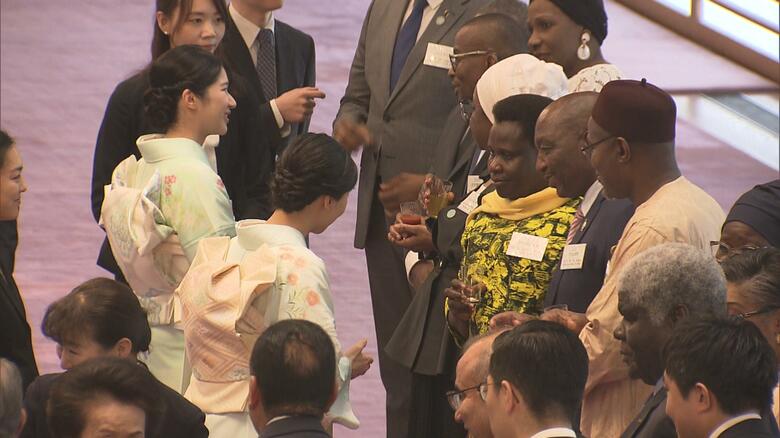 歓談される愛子さまと佳子さま