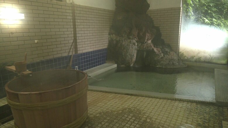 無色透明・源泉掛け流しの温泉（内風呂）