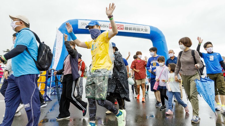スタートする参加者ら