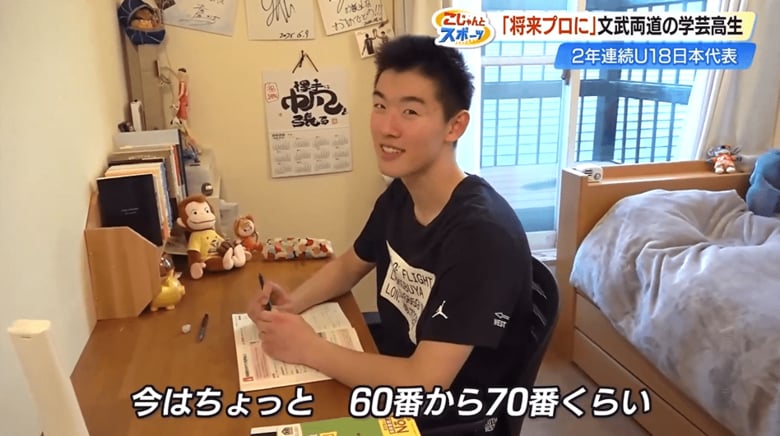 机に向かって勉強する澤近選手