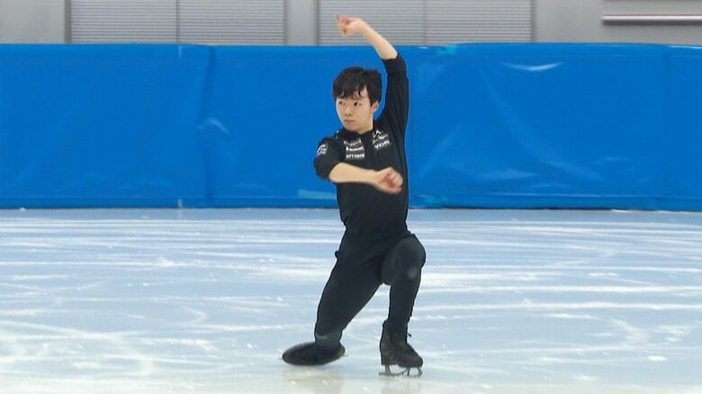 氷上練習をする鍵山