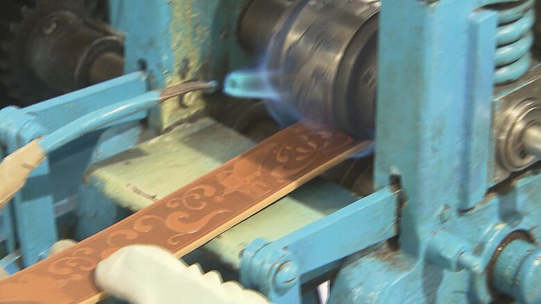 オーダーに応じて、ベルトにミシンがけや鋳型で模様付けも