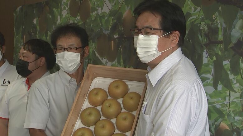 原田市長に初出荷を報告する判田さん（写真左）