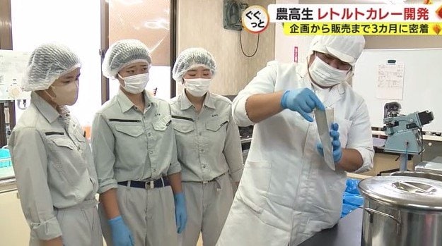 食品加工会社で野菜とルーを袋詰め