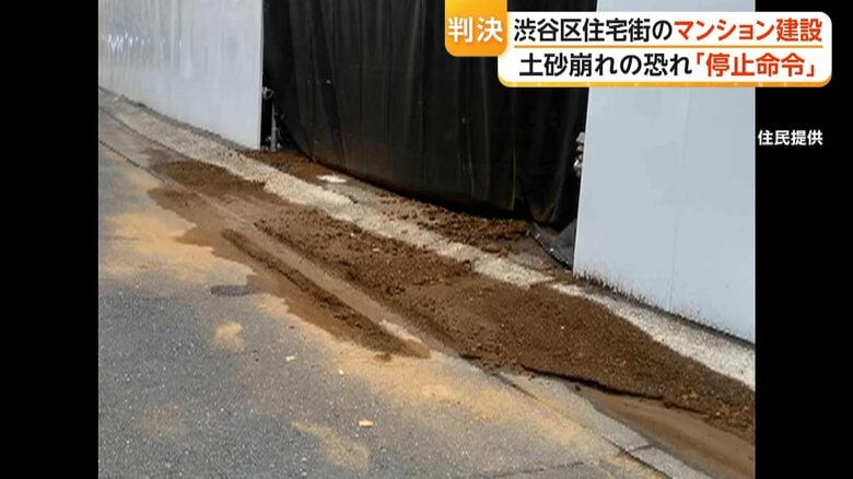 土砂が漏れて流れている道路の端