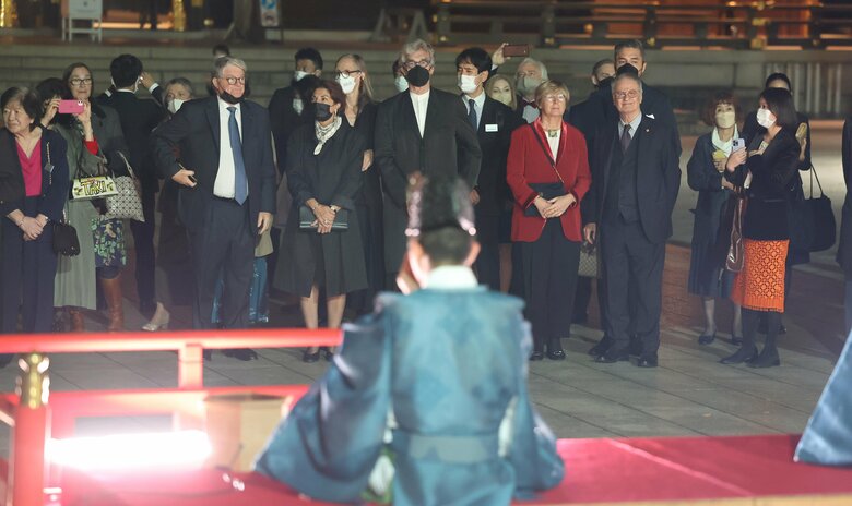 雅楽を聞くヴェンダース（中央）―10月18日明治神宮・南神門前 ©日本美術協会／産経新聞