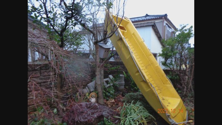 山﨑さんの自宅に飛んできたきたボート(山﨑さん提供)