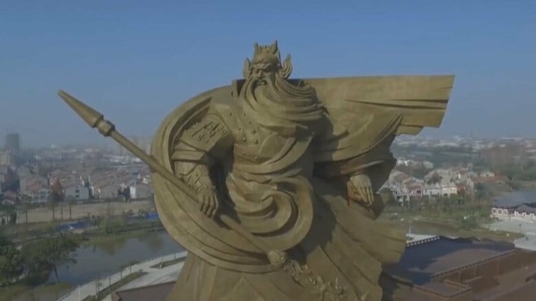 解体工事が始まる前の関羽像（中国のSNSより）
