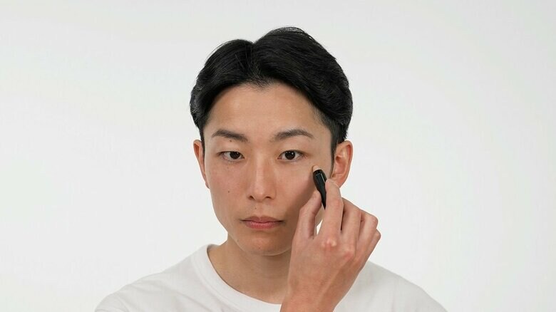 ベースメイク（コンシーラー）の様子（画像提供：資生堂）