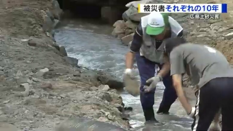 住民らは川を渡れるように橋をかけた