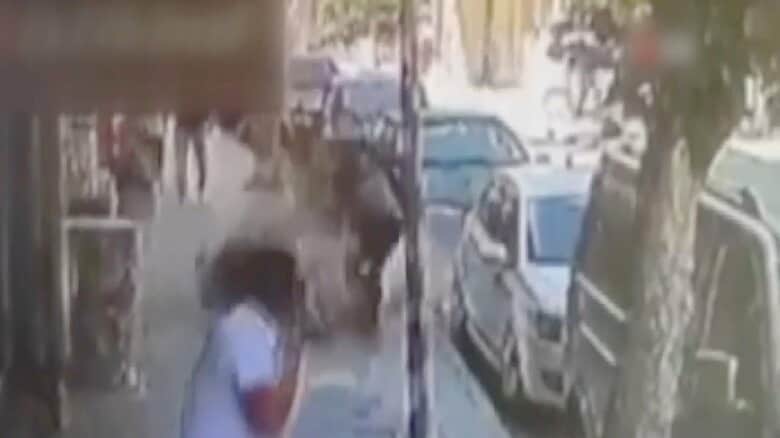 建物の一部が落下する瞬間の映像③