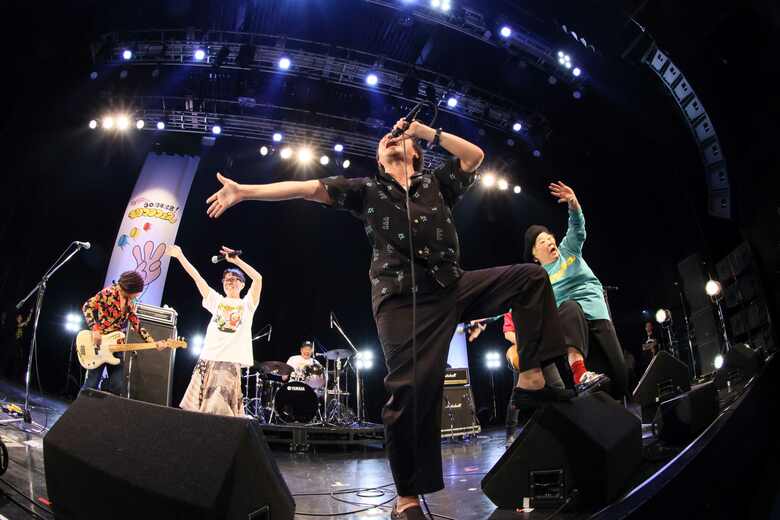 大トリを飾った”怒髪天”とモリマン (C)モリマンフェス