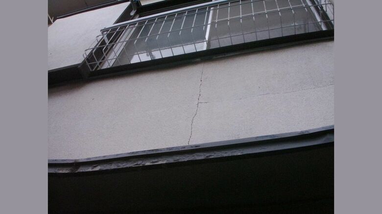 傾きで建物に亀裂が入った例（画像提供：さくら事務所）