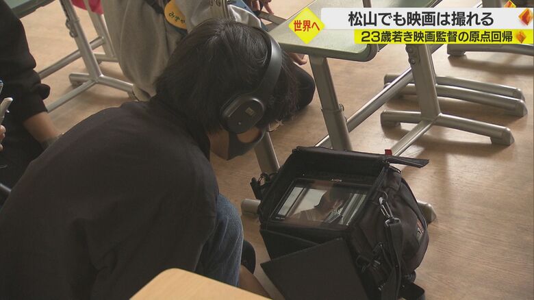 モニターを見つめる西山監督