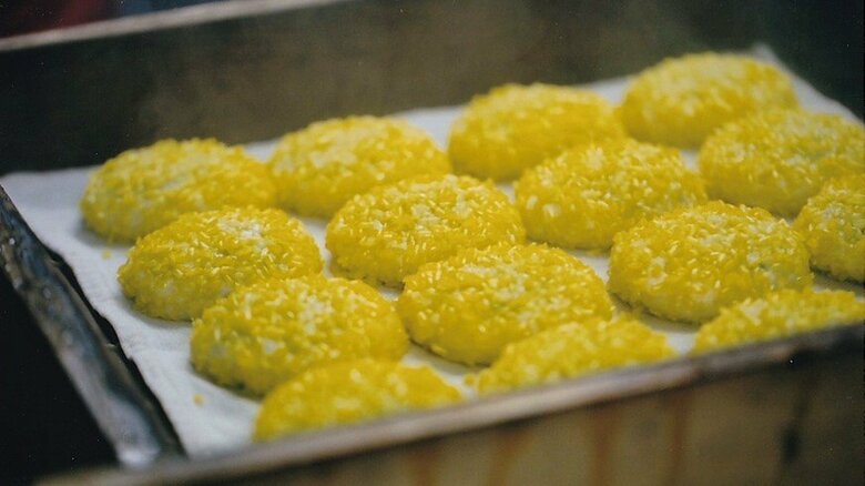 クチナシで黄色に染めたもち米の粒をまぶした郷土菓子「えがらまんじゅう」　　