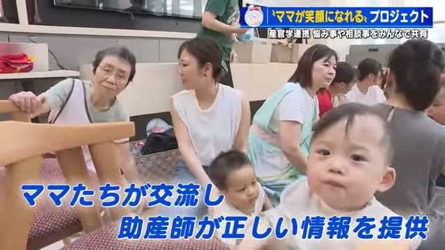 助産師と話すママたち