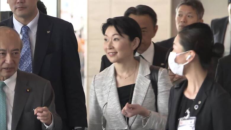 小渕選挙対策委員長（羽田空港・27日午前8時半ごろ）