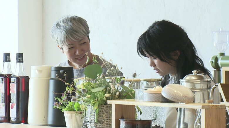 長女の慧真さんが店を手伝っている
