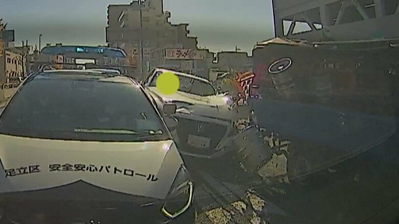 撮影者の後方から蛇行しながらトラックなどに追突した盗難車