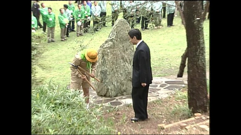 お手入れ行事に参加される皇太子さま