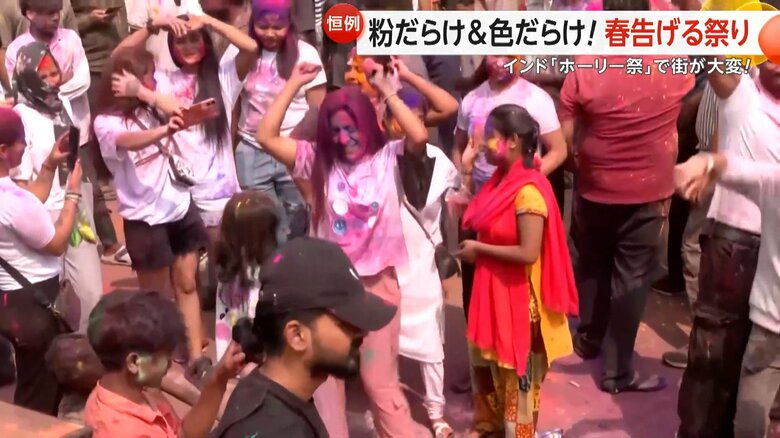 色鮮やかになった何百万人もの人々で大にぎわいの1日