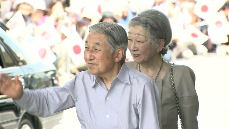住民の出迎えに応えられる両陛下