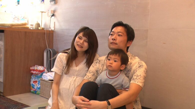 まもなく、第2子の出産を控えた森本奈々さん（左）と夫・光さん、2歳の長男・義晴くん