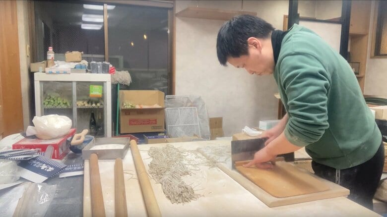 そばを作る大森さん（提供：大森さん）