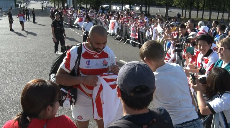 試合後、選手に感謝するサポーター