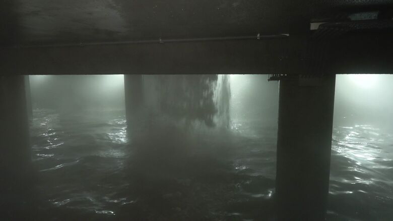 大量の雪が地下の巨大な「プール」へと流れ込む