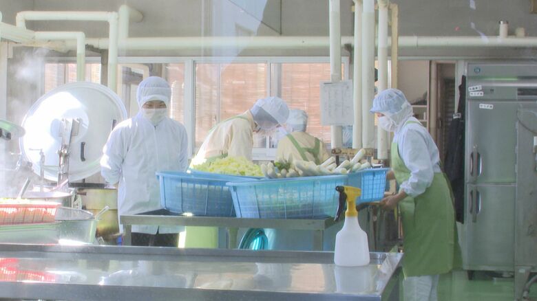 校内の調理場で作られる給食