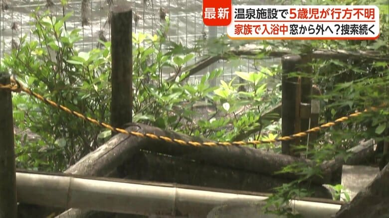 窓の十数メートル先には川が流れている