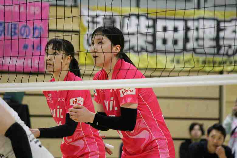 内定選手として加入した永田みなみ選手（右）とセッターの長尾のどか選手（左）（8日）