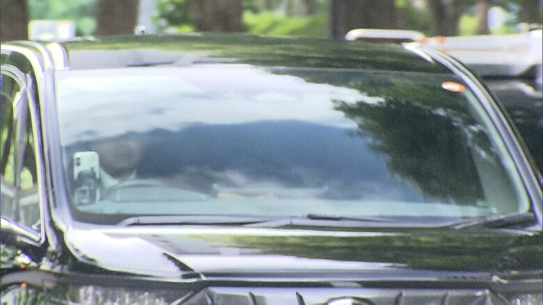 斉藤被告を乗せた車（東京地裁・5日午後1時半頃）