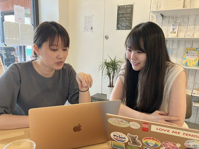 「ユースカフェ」を提供する中山安彩美さんと小岱海さん