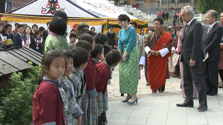 ブータン訪問の際にエメラルドグリーンの装いだった小室眞子さん　2017年6月