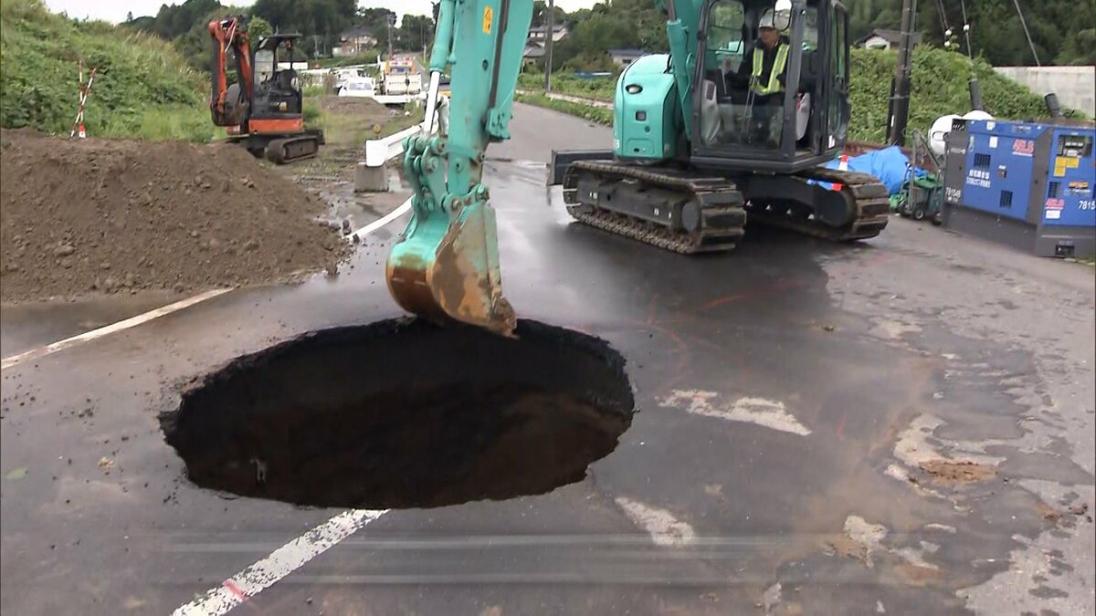 陥没孔　3枚セット 原因は？】道路が3m陥没 穴にタイヤはまり乗用車の男性ケガ 修復作業