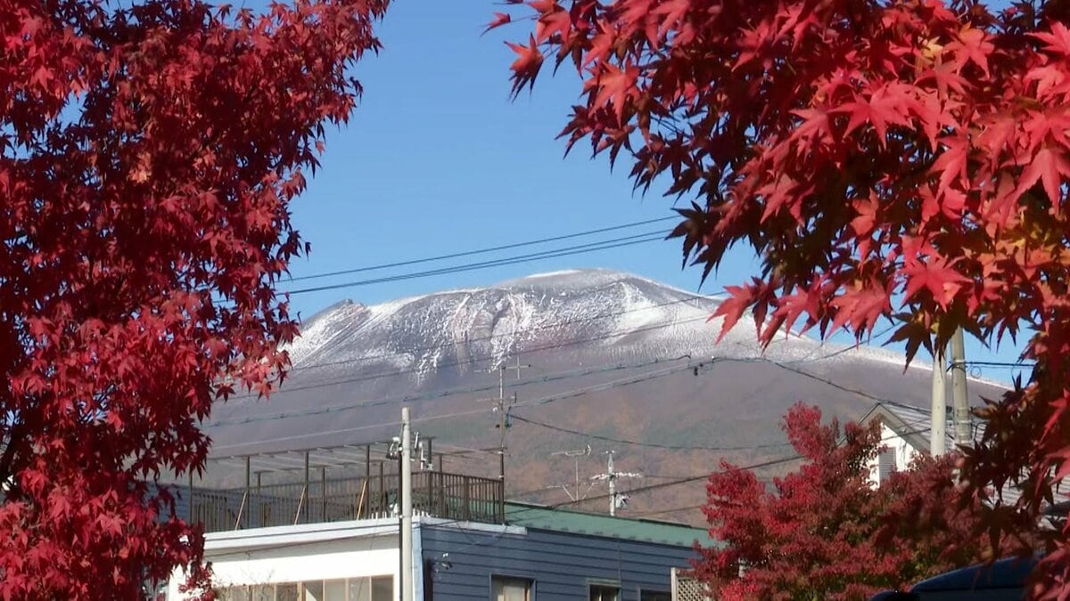 浅間山が初冠雪…苗場スキー場には積雪 河口湖では幻想的な風景「け