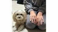 「なんで座っているんだろう…」息子の説教に寄り添う愛犬が可愛い…普段から仲良し？関係性を母親に聞いた