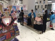 失業したタイの観光ガイド300人…イベントで物品販売「生活費の足しに」