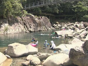 5人で川遊び中1人の姿見えなくなる…探すと水面から足が出た状態の男性発見 ヘリで搬送も5時間後に死亡