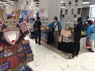 失業したタイの観光ガイド300人…イベントで物品販売「生活費の足しに」